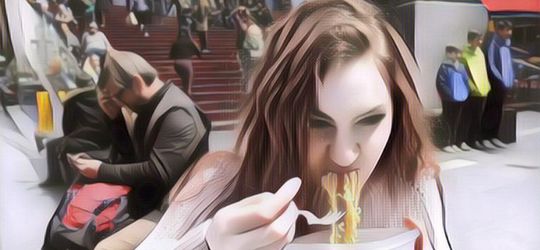 Bule Ini Menunjukkan Harga Indomie di Amerika Versi Kemasan dan Cup, Ternyata Segini