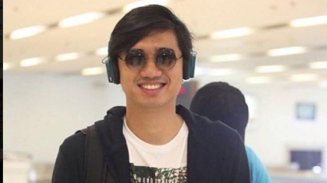 Muka bersih tanpa kumis gini bikin Pak Duta kelihatan kaya masih SMA ya kan? Apalagi ditambah setelan bajunya yang kasual dan santai. 