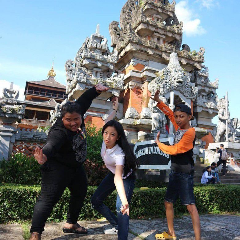 4. Pose Lama dengan Kawan Sepermainan, Bedanya Jauh Ya? 