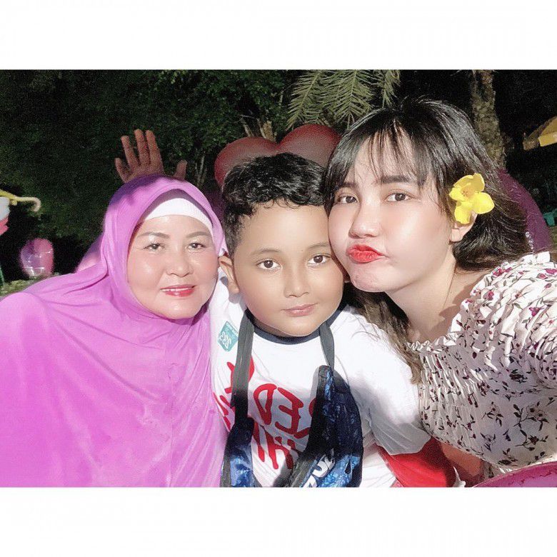 4. Via Vallen dengan bibi tembemnya, malah imut-imut kan?