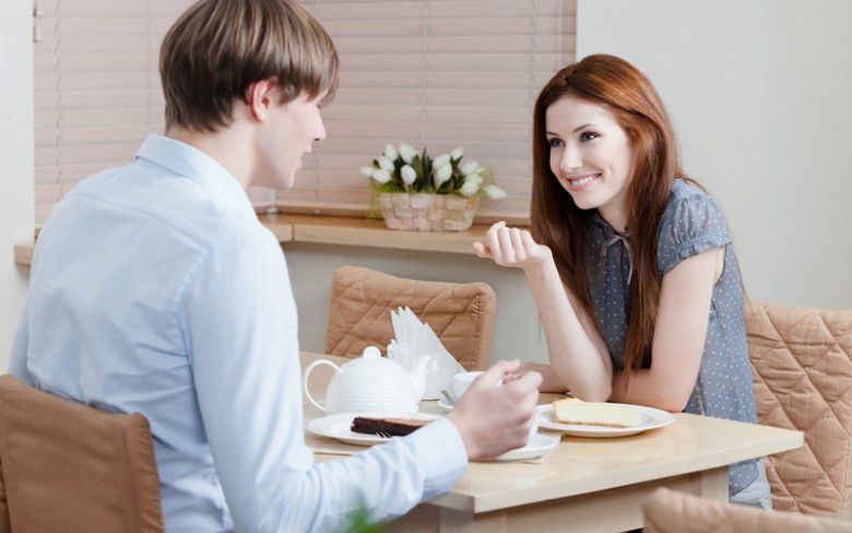 5. Bicarakan Hal-hal yang Ringan dan Jangan Berfokus pada Diri Sendiri