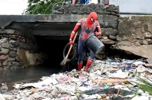 Spiderman alih profesi pemulung