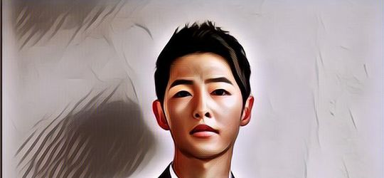 Ngeri, Song Joong Ki Tertangkap Nongkrong di Atas Genteng