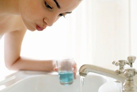 4. Berkumur dengan mouthwash atau air garam