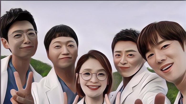 Cast Hospital Playlist Post Foto Bersama Pakai Kostum Dokter Bedah, Jadi Hospital Playlist Season 3 Nih?