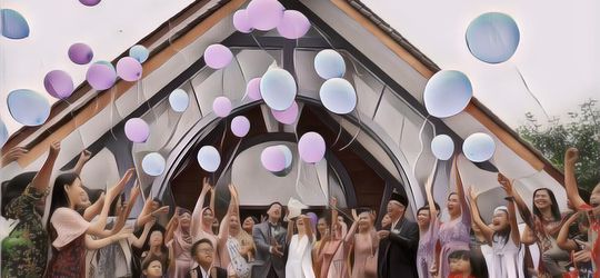 Wanita Ini Pede Pakai Baju Transparan Saat Datang ke Pernikahan, Langsung Tuai Kritik