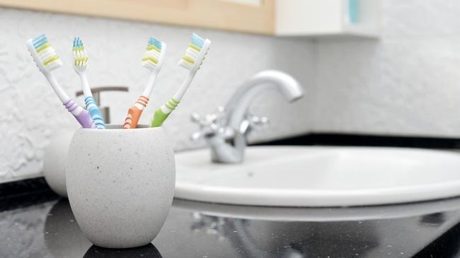 1. Jangan Menyimpan Sikat Gigi Dekat Toilet