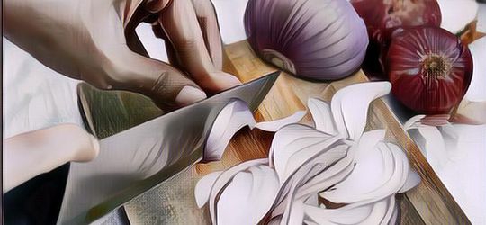 4 Cara Mengatasi Mata Perih Saat Memotong Bawang