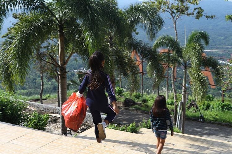 1. Memungut sampah jika menemukannya