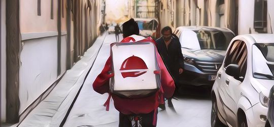 Duh Romantisnya! Wanita Ini Setia Menemani Kekasihnya Jadi Kurir Makanan