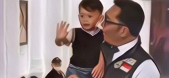 Wajah Ketegaran Ridwan Kamil Pangku Arkana di Mobil Jenazah, Saat Antar Eril untuk yang Terakhir Kalinya