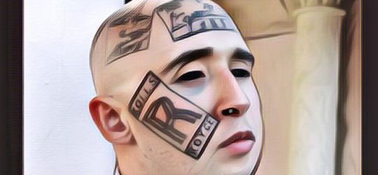 Saking Terobsesinya Dengan Mobil Mewah, Pria Ini Rela Bikin Tato Logo Mobil di Wajahnya