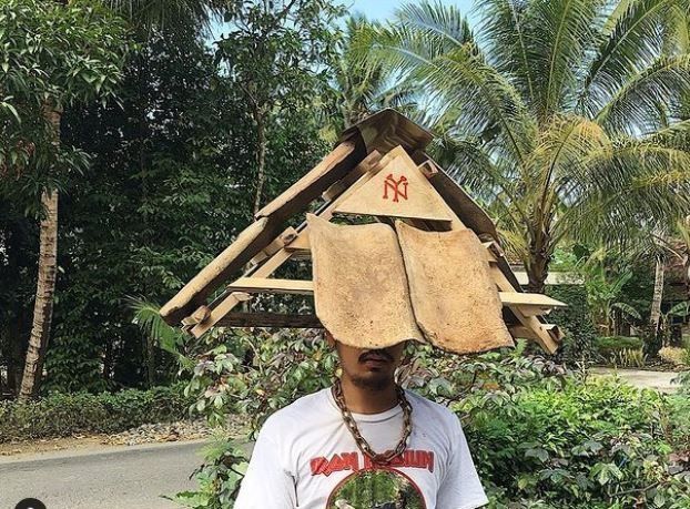 4. Dijamin kalo pake topi ini kamu nggak bakal kepanasan atau kehujanan. Eh jangan cuma fokus ke topinya, tulisan di bajunya "Iron Madiun" dong! Total deh kocaknya!