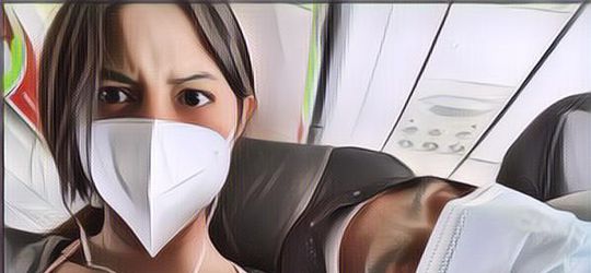 Reaksi Aurelie Moeremans Saat Seorang Ibu-Ibu Menyender di Pundaknya di Dalam Pesawat