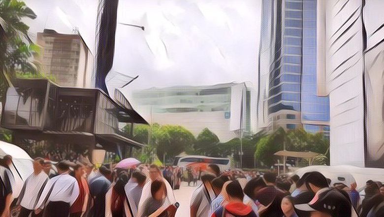 Momen Para Penghuni Gedung Keluar dalam Keadaan Panik! Jakarta Alami Gempa M 6,7