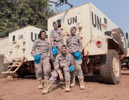 6. Briptu Imah juga ditemani polwan lainnya