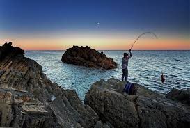 2. Upload foto panorama alam yang ada manusianya. Lalu kasih tagar #liveauthentic atau #livefolk