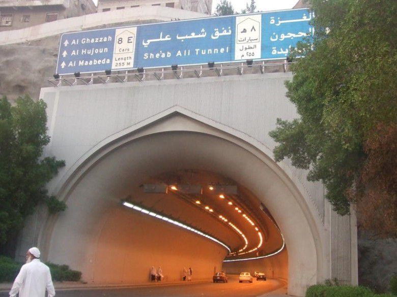 2. Gunung-Gunung Mulai Berlubang