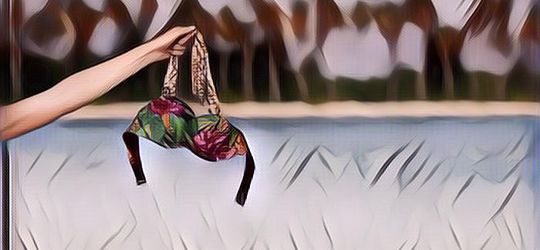 Geger, Wanita Ini Jalan Cuma Pakai Bikini Saat Di Bandara!