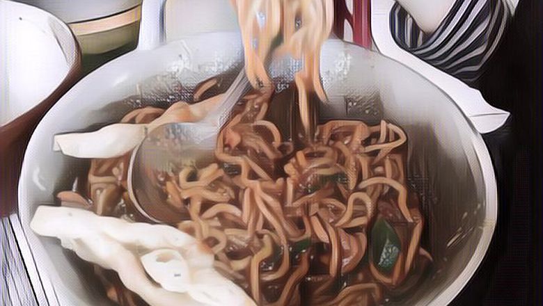 Cobain Mie Mangap! Sensasi Rasa Pedas Setan, Penyajian Langsung di Wajan