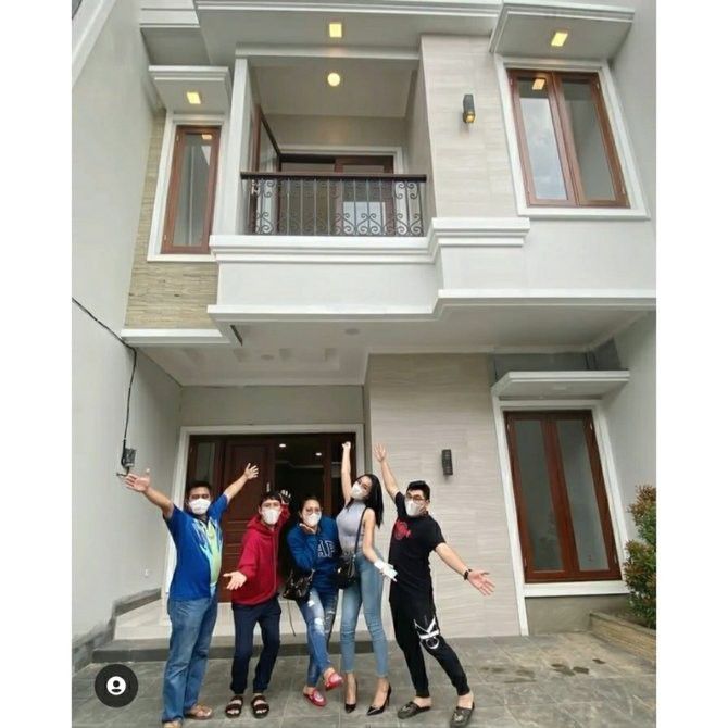 Memperlihatkan Potret Rumah Barunya