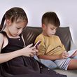 Terlalu Sering Main Gawai Sejak Kecil Bisa Sebabkan Autisme Pada Anak