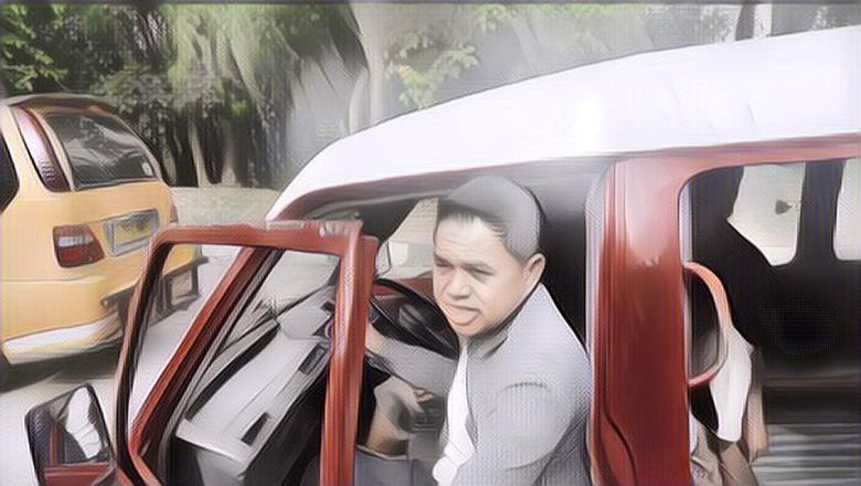 Anggota DPR dan Mantan Bupati Ini Naik Angkot Menuju Pengadilan Agama untuk Sidang Cerai