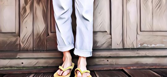 6 Bahaya yang Mengintai Jika Kamu Keseringan Memakai Sandal Jepit