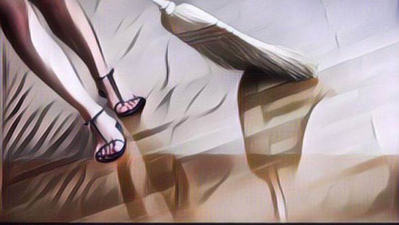 Kocak, Bukannya Sibuk Menyambut Tamu di Pelaminan, Pengantin Ini Malah Sibuk Menyapu