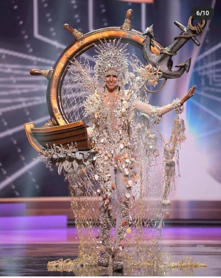 2. Kostum finalis ini unik banget dengan memanfaatkan kerang dan jaring