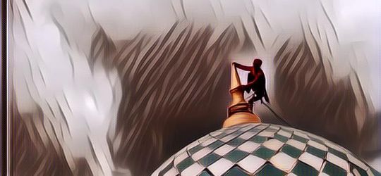 Viral! Video 'Spiderman' di Atas Kubah Masjid, Emang Lagi Ngapain Sih?