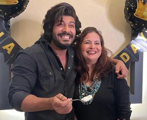 2. Sheezan Khan Hidup Bersama Ibu