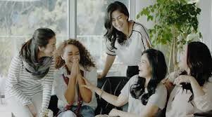 2. Kunjungi teman lama dan berbagilah cerita dengannya