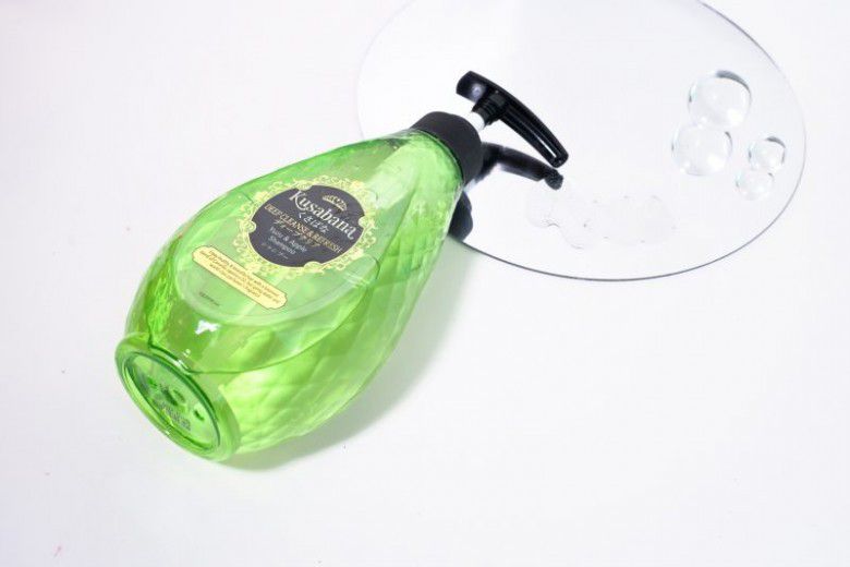 3. Kendalikan Minyak Berlebih dengan Kusabana Volume & Anti Breakage Shampoo