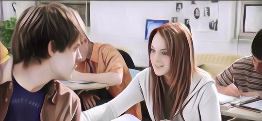 Ciri-ciri Wanita Menyembunyikan Perasaan, Diam-diam Jatuh Cinta