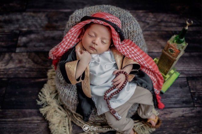2. Dengan memakai surban dan jubah, gaya Baby Baihaqqi sudah bak seorang raja mesir ya