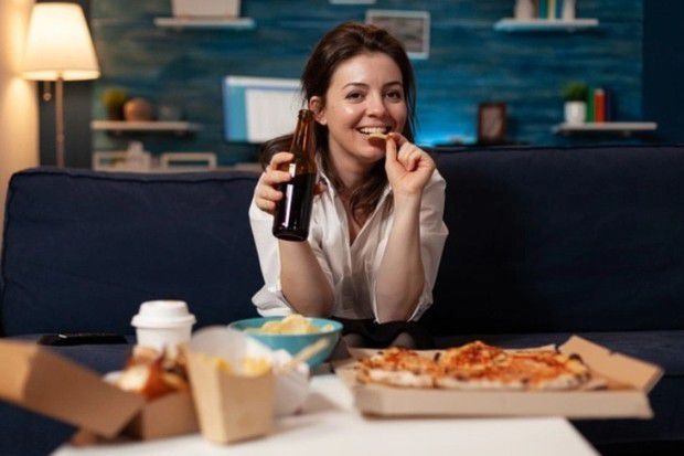 1. Sering Makan di Luar