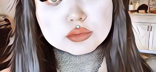 Viral Wanita Pasang Tato Demi Menutupi Pipi Double Chin, Hasilnya Malah Begini