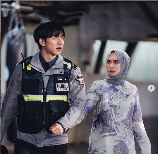 1. Dalam foto terbarunya, Nabila digandeng oleh Leeseunggi, Yaampun mau kemana neng?