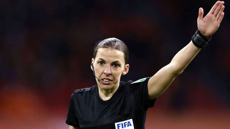 1. Stephanie Frappart: Wasit Wanita Pertama di Piala Dunia