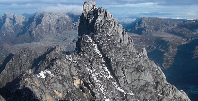 4. Berada di pertemuan dua lempeng tektonik