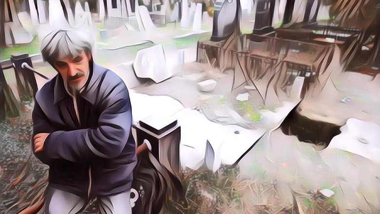 Pria Tunawisma Belasan Tahun Tinggal di Liang Kubur, Kalo Mau Keluar 'Rumah' Gimana Tuh?