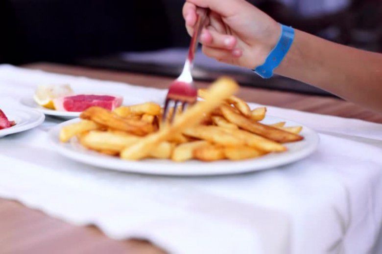 #Jangan memasukkan garpu ke dalam mulut