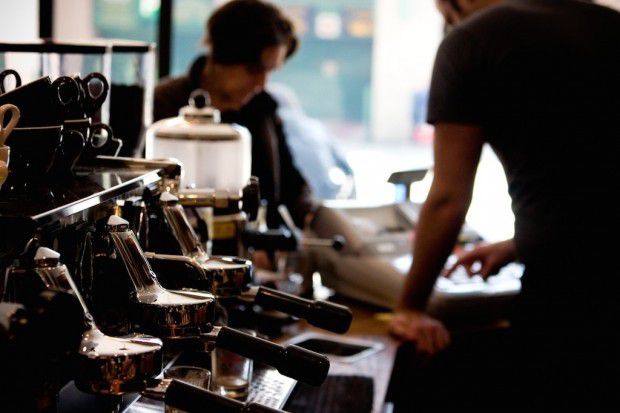 6. Para barista lebih suka memanaskan kopi dengan alat-alat khusus