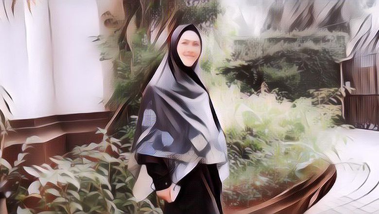 Digosipkan Jadi Istri Muda Uje, Ini Klarifikasi Oki Setiana Dewi