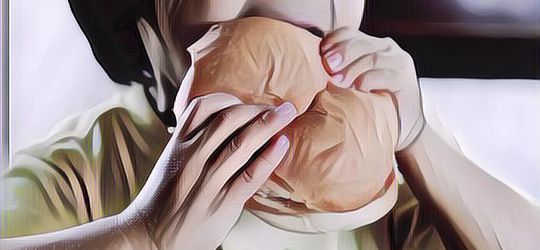 Cara Makan Burger Agar Tidak Berantakan, Cobain Dehh