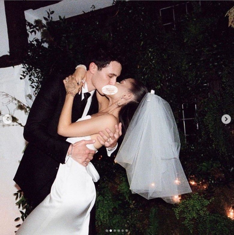 Kini resmi menyandang status sebagai suami istri, Ariana Grande dan Dalton Gomez berciuman mesra di depan tamu undangan.