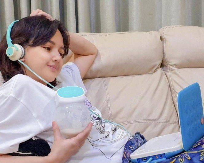 Terlihat Imut Saat Memompa ASI