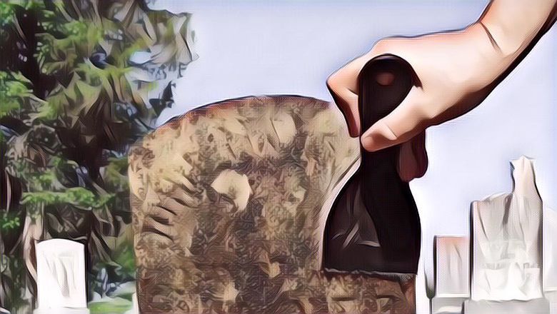 Hobi Teraneh di Dunia yang Viral di TikTok, Membersihkan Batu Nisan!
