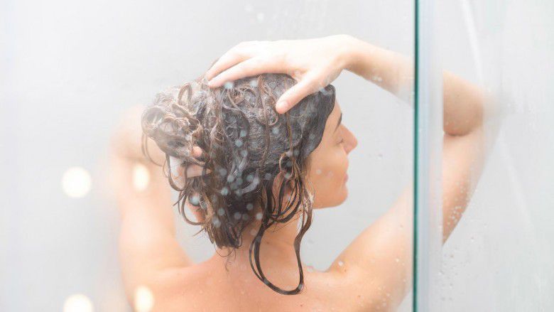 7. Jangan Keramas Setiap Hari